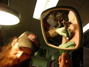 Tattoo_parlor 1024px-Tattoo_parlor_mirror